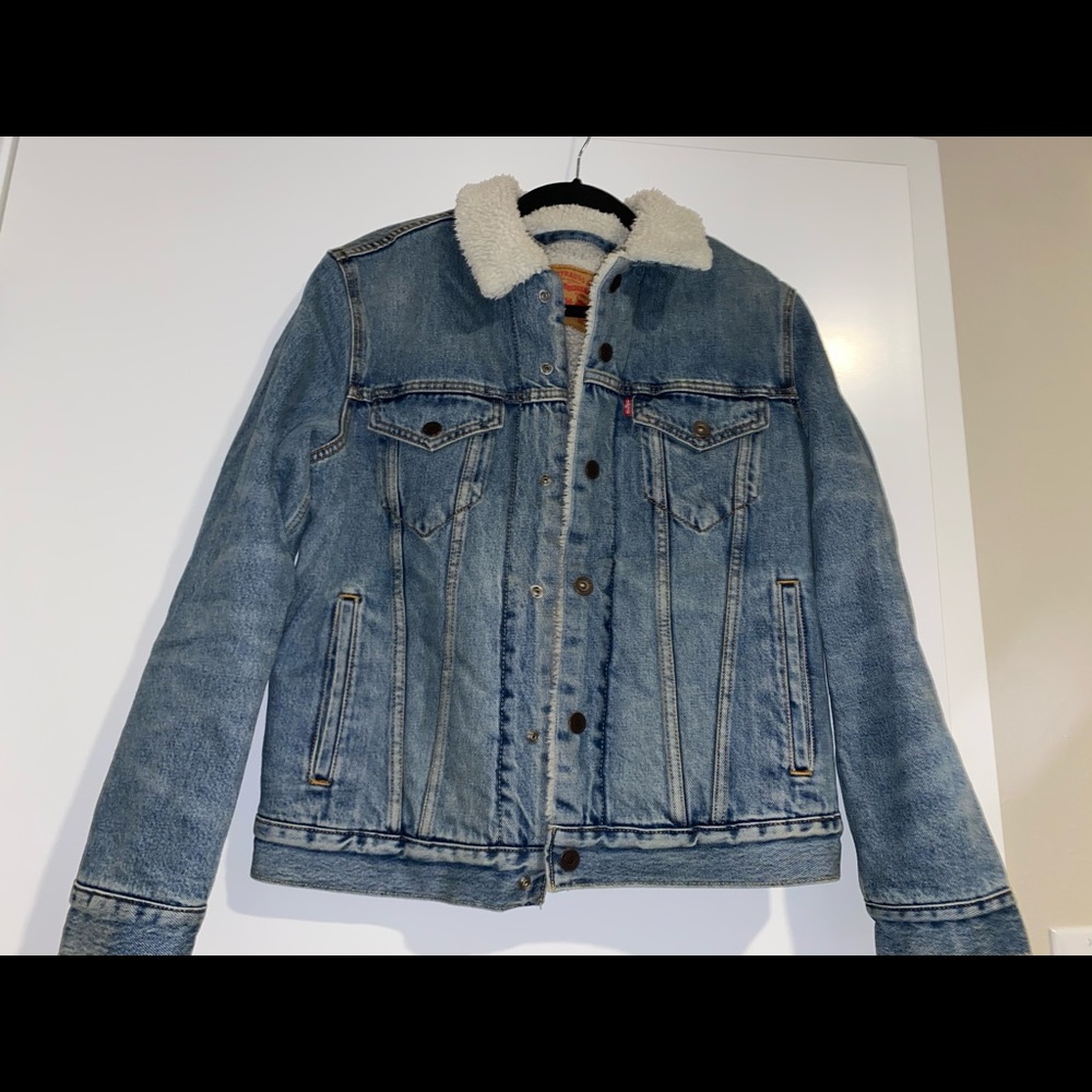 Levi’s light wash Denim jacket with plush interior!